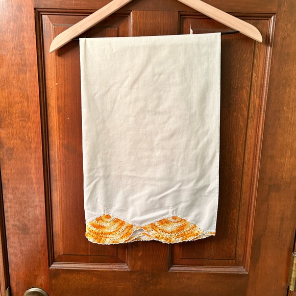 VTG set of 2 Orange crochet edge pillowcases. No stains or tears. - Picture 2 of 7